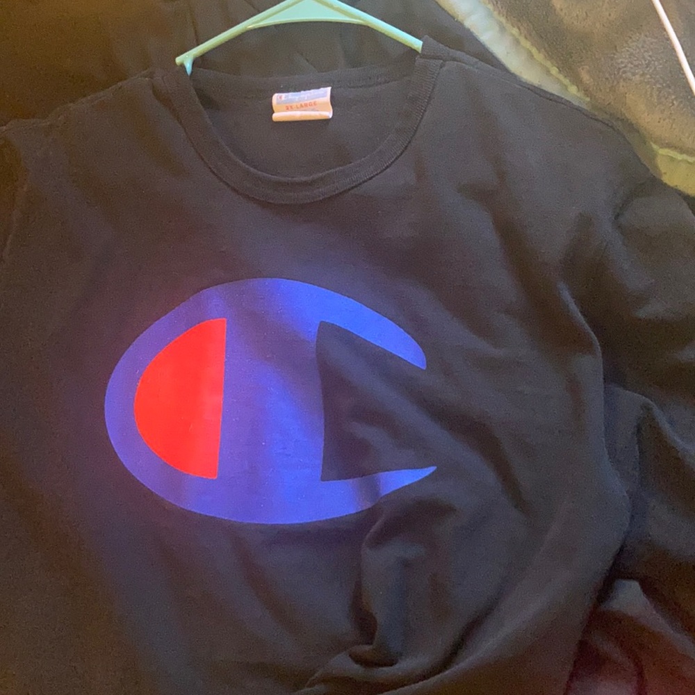 Im selling this shirt it’s to big on me now